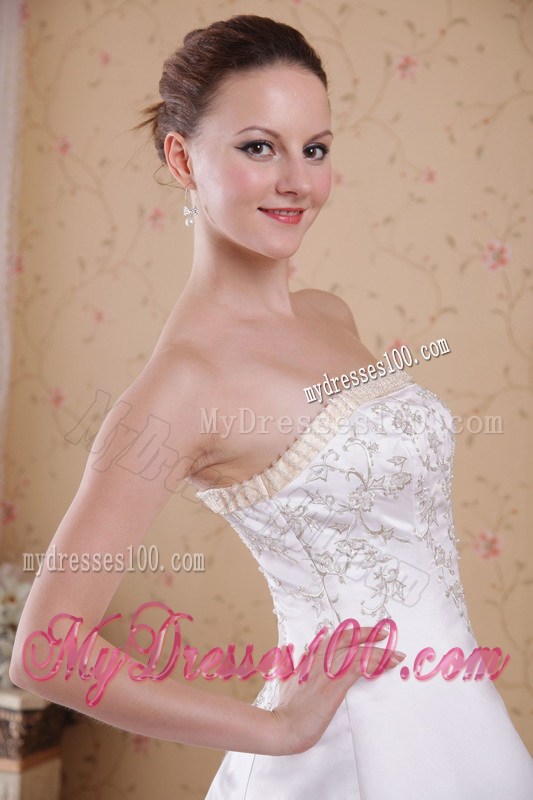 Pretty Embroidery Count Train White Wedding Dress with Ruffles
