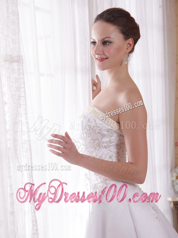 Pretty Embroidery Count Train White Wedding Dress with Ruffles