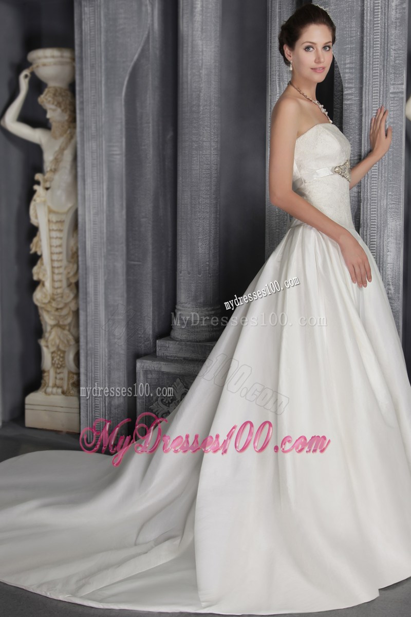 Ruffles Beaded White Wedding Gown Lace Decoration in the Mainstream