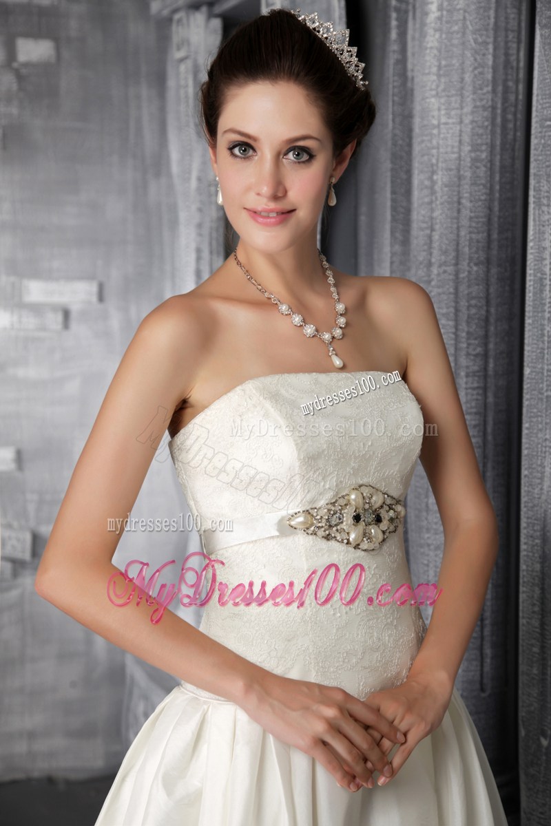 Ruffles Beaded White Wedding Gown Lace Decoration in the Mainstream