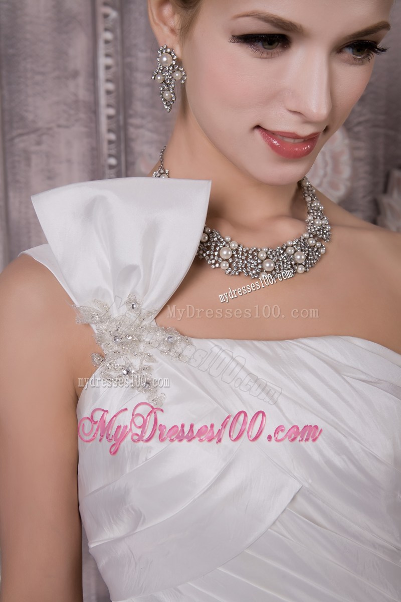 Appliqued Half Bowknot Accent One Shoulder Court Wedding Dresses