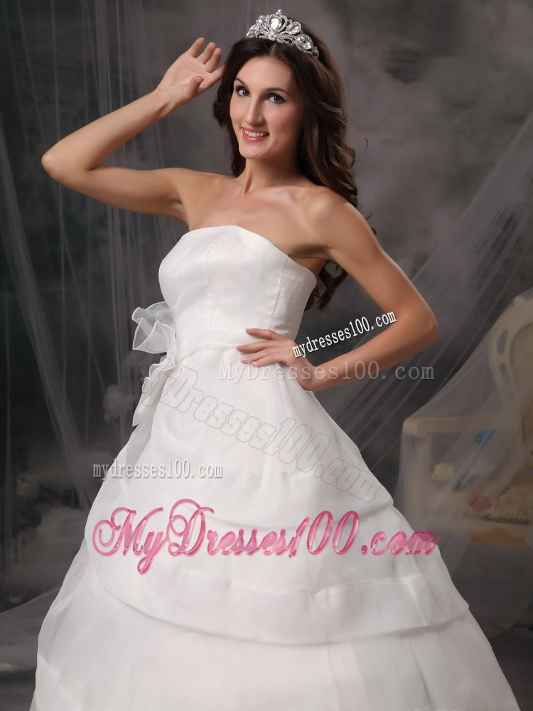 White Noble Multi-tier Handmade Flower Strapless Wedding Gown in Style