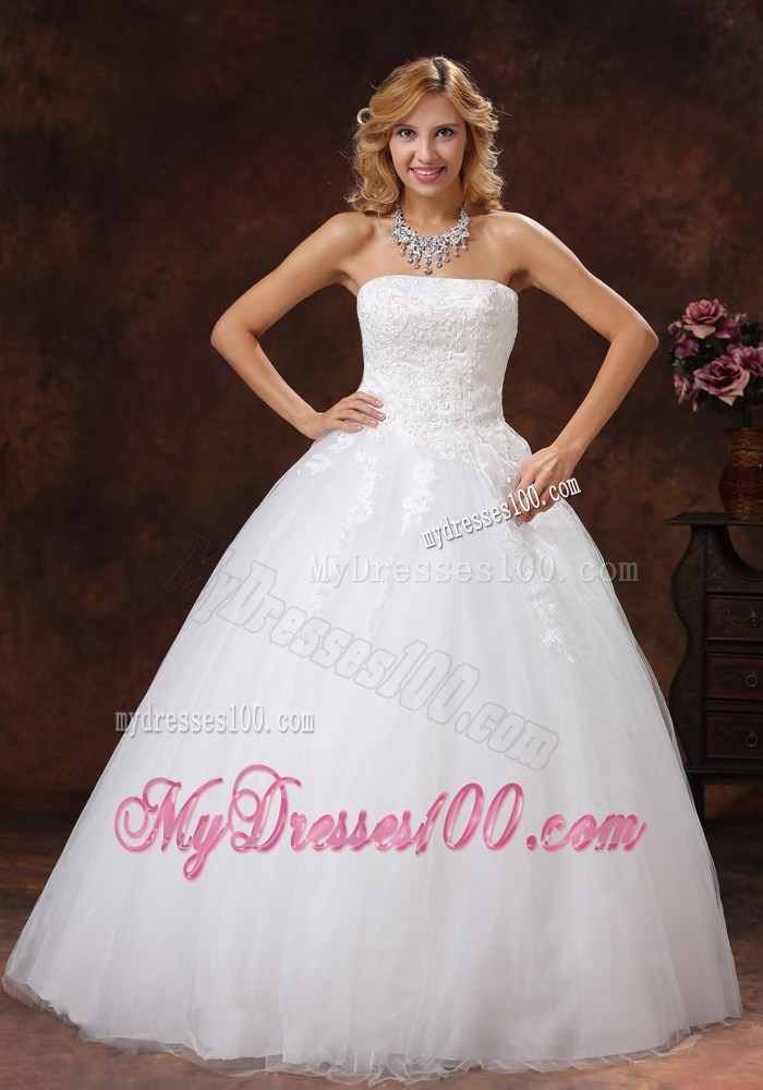 Appliques Decorate Bodice Strapless Ball Gown Bridal Dresses in Fashion