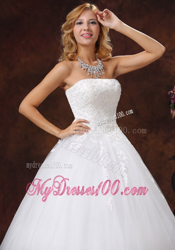 Appliques Decorate Bodice Strapless Ball Gown Bridal Dresses in Fashion