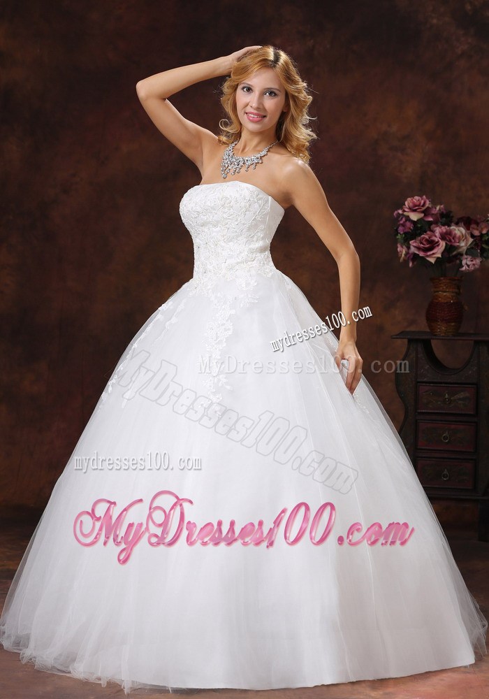 Appliques Decorate Bodice Strapless Ball Gown Bridal Dresses in Fashion