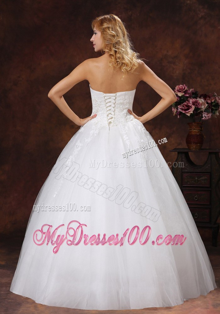 Appliques Decorate Bodice Strapless Ball Gown Bridal Dresses in Fashion
