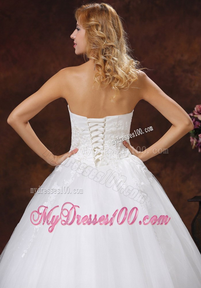 Appliques Decorate Bodice Strapless Ball Gown Bridal Dresses in Fashion