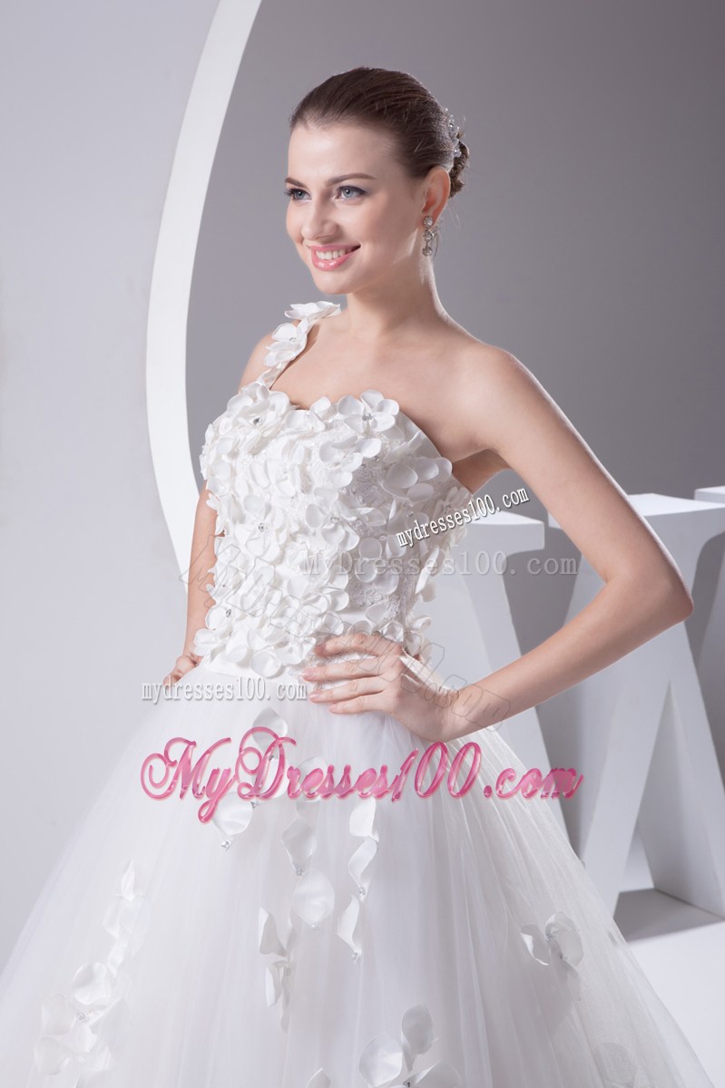 One Shoulder Small Hand Made Flowers Wedding Bridal Gowns with Court Train