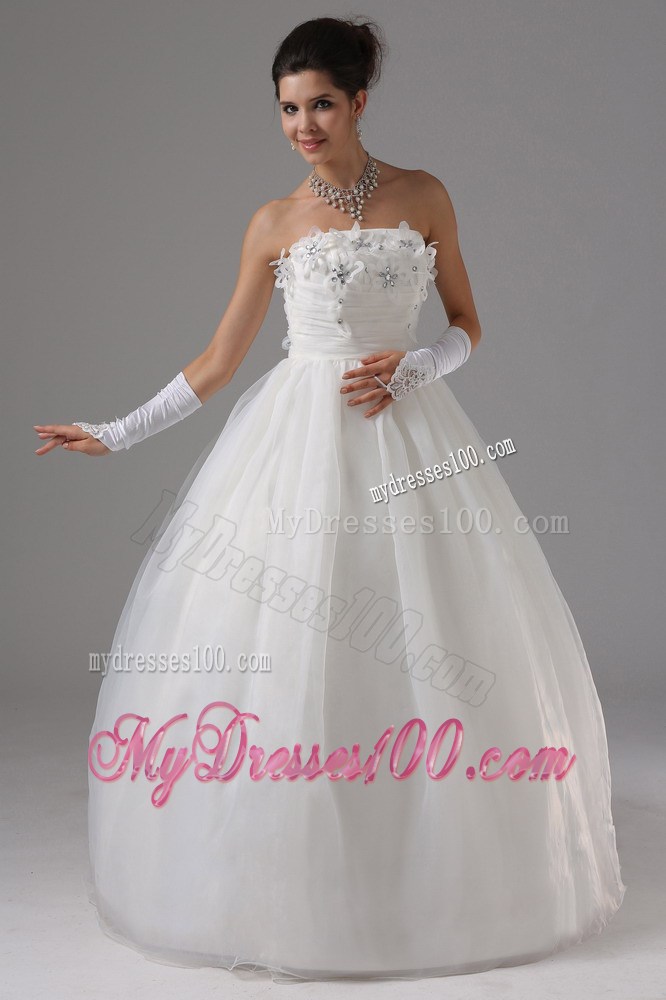 Floor-length Ruching Dress for Brides Unique from the Beaded Handle Flowers