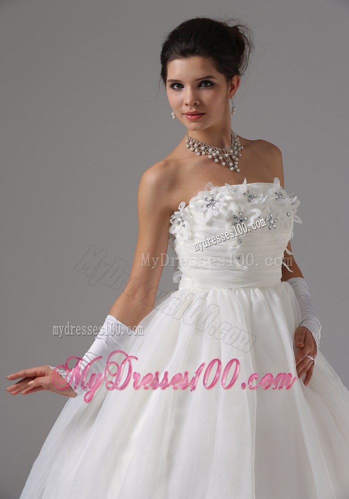 Floor-length Ruching Dress for Brides Unique from the Beaded Handle Flowers
