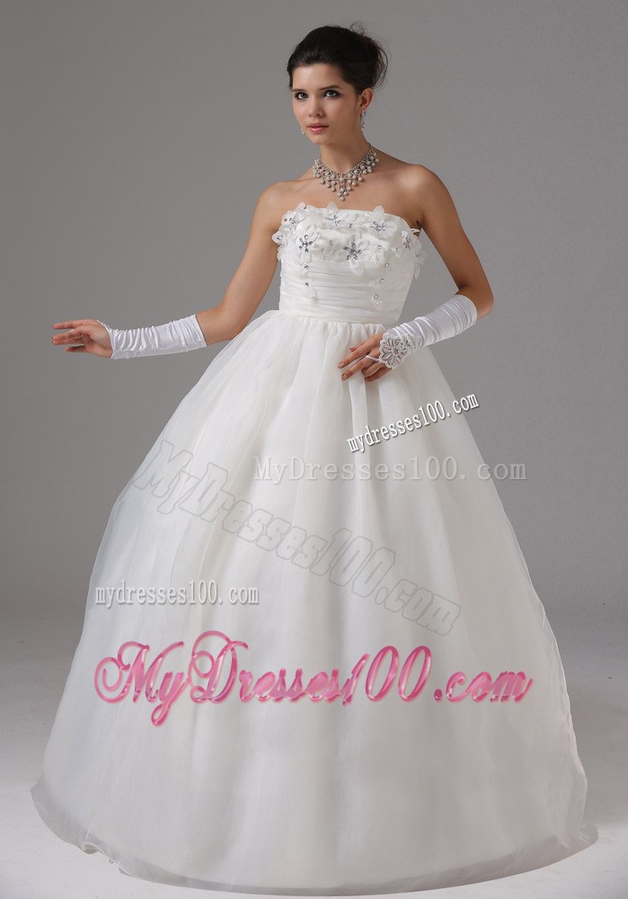 Floor-length Ruching Dress for Brides Unique from the Beaded Handle Flowers
