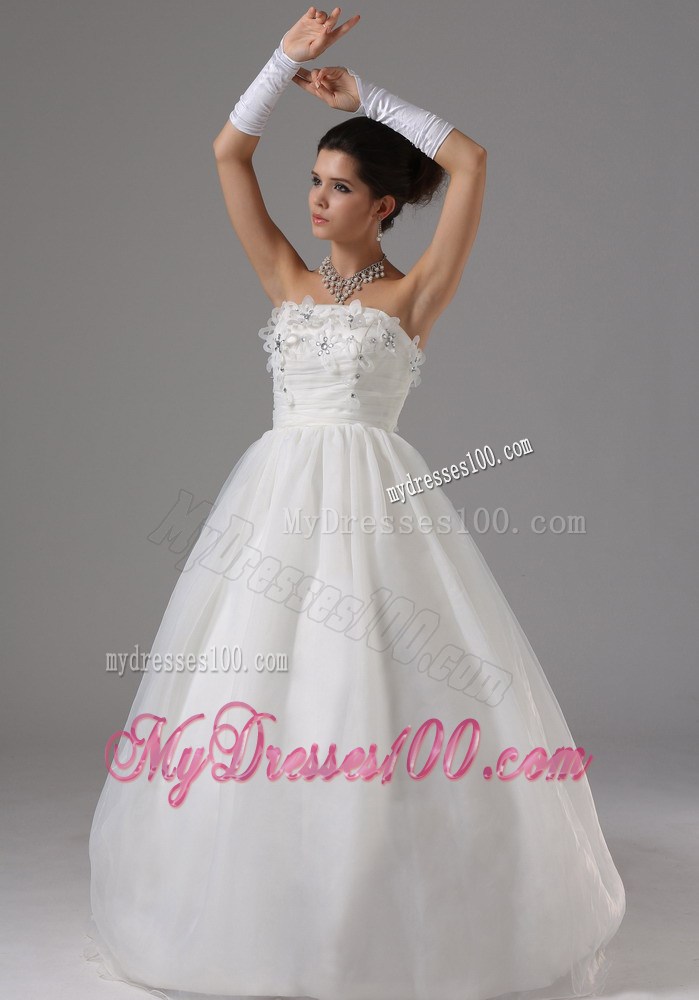 Floor-length Ruching Dress for Brides Unique from the Beaded Handle Flowers