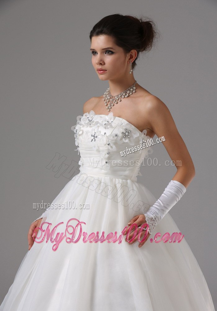 Floor-length Ruching Dress for Brides Unique from the Beaded Handle Flowers