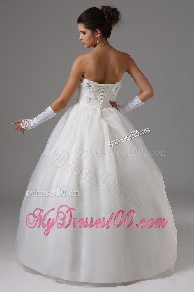 Floor-length Ruching Dress for Brides Unique from the Beaded Handle Flowers
