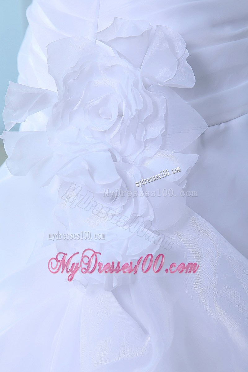 Pick-ups Ruching and Hand Made Flower Decorated Wedding Gowns with Brush Train