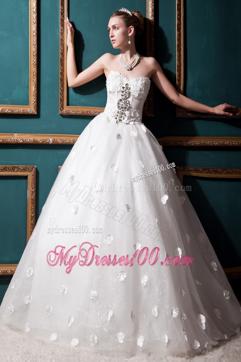 Sweetheart Dress for Wedding Decorated with Diamonds and Small Handle Flowers