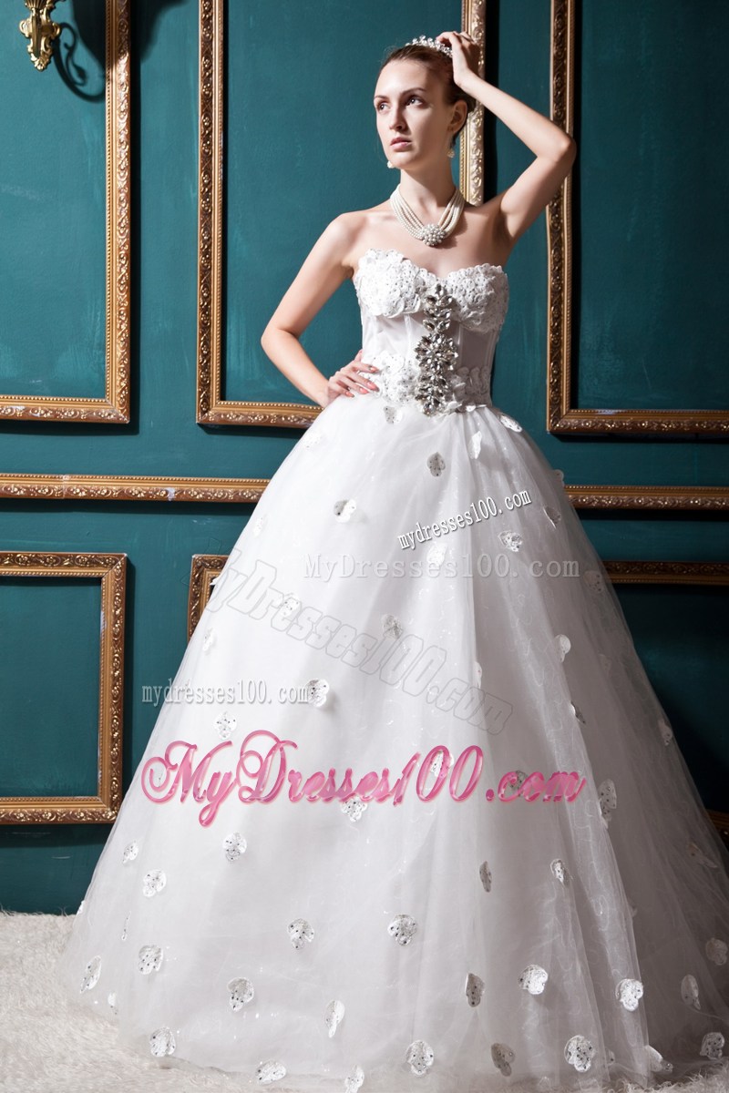 Sweetheart Dress for Wedding Decorated with Diamonds and Small Handle Flowers