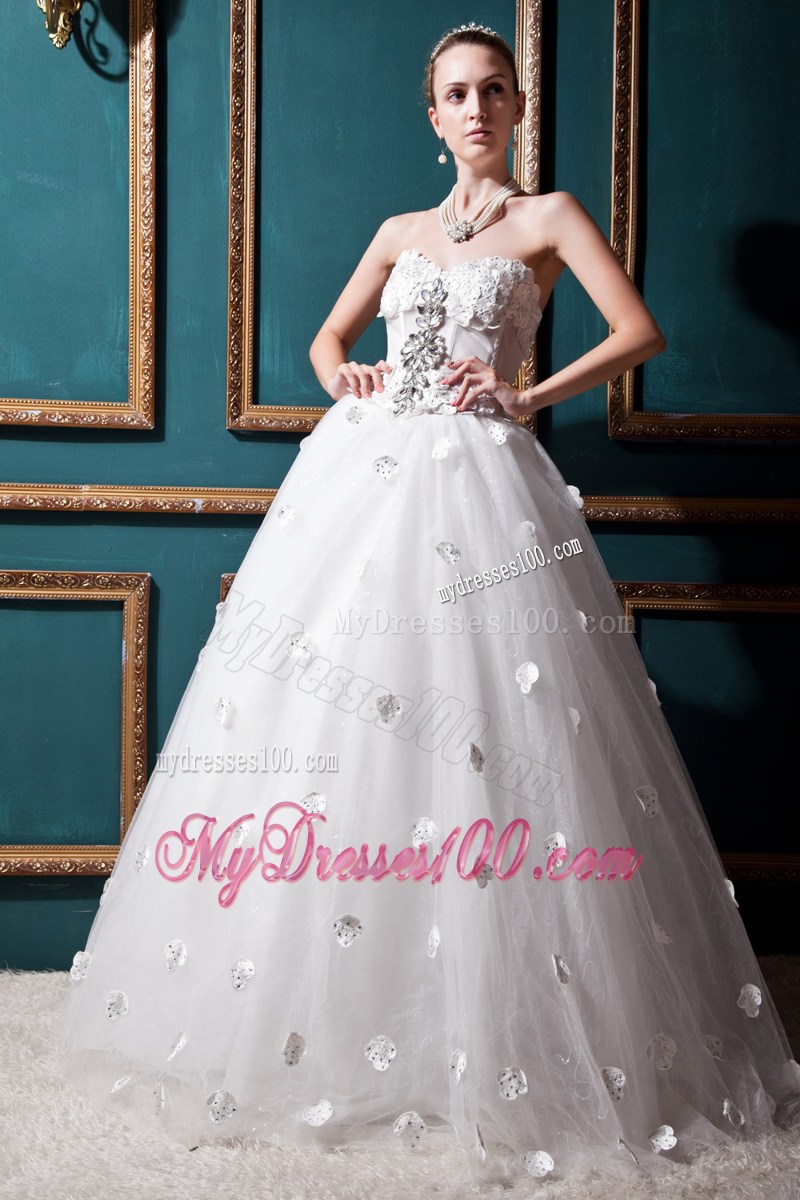 Sweetheart Dress for Wedding Decorated with Diamonds and Small Handle Flowers