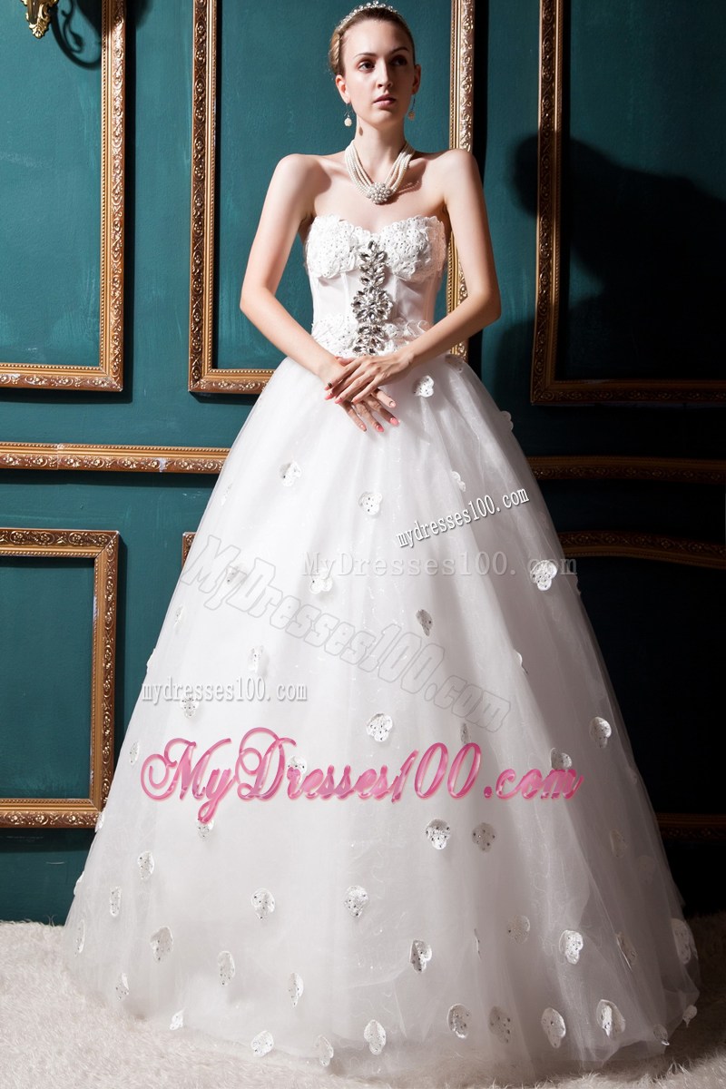 Sweetheart Dress for Wedding Decorated with Diamonds and Small Handle Flowers