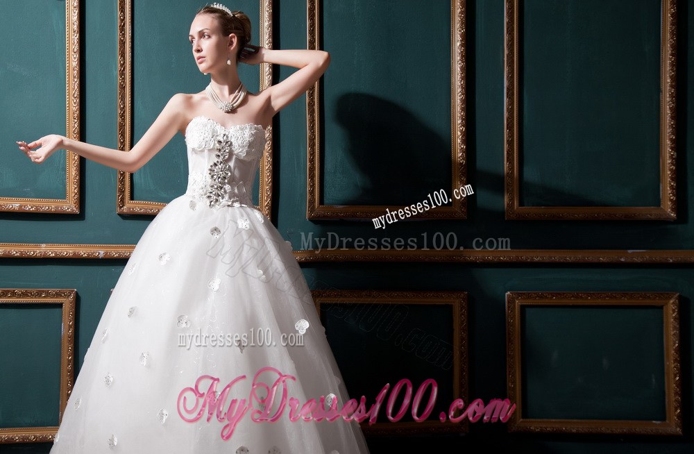 Sweetheart Dress for Wedding Decorated with Diamonds and Small Handle Flowers