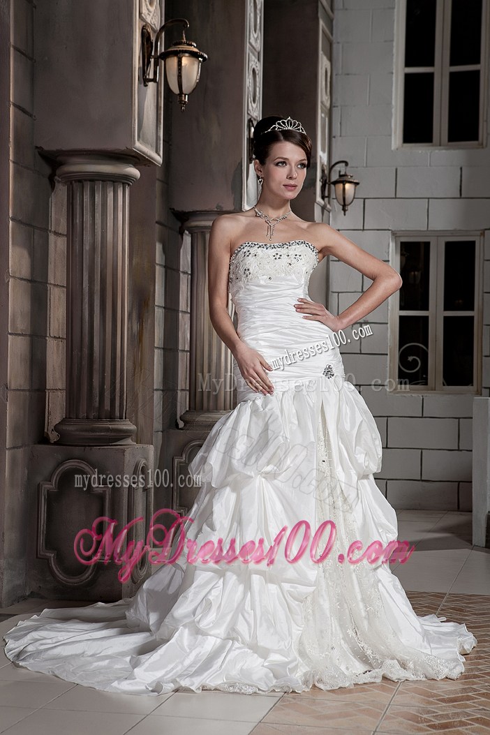 Pick-ups Ruching and Diamonds Decorated Bridal Dresses with Brush Train