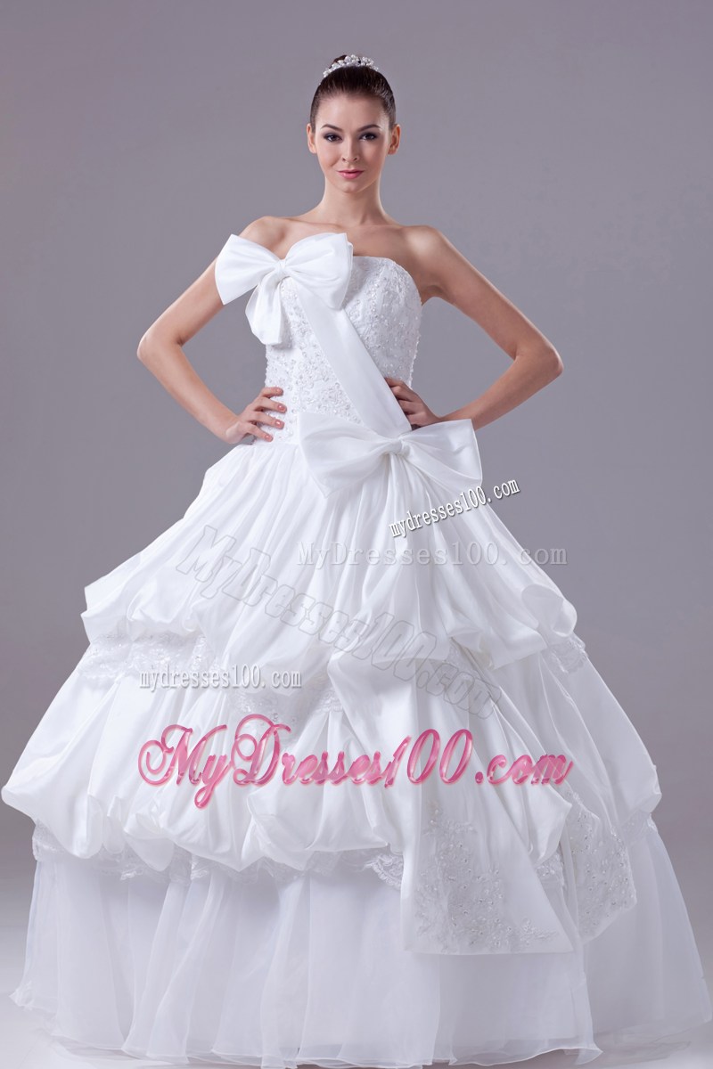 Beading and Bowknot Decorated Lace Flowers Bridal Dresses with Pick-ups