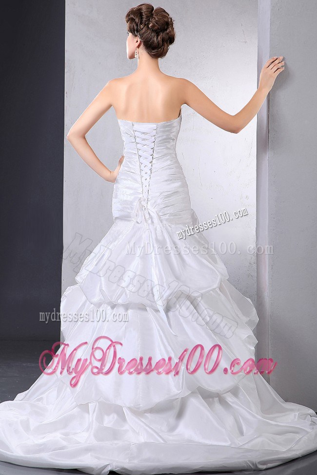 Lace-up Back Dresses for Wedding Decorated with Ruching and Pick-ups