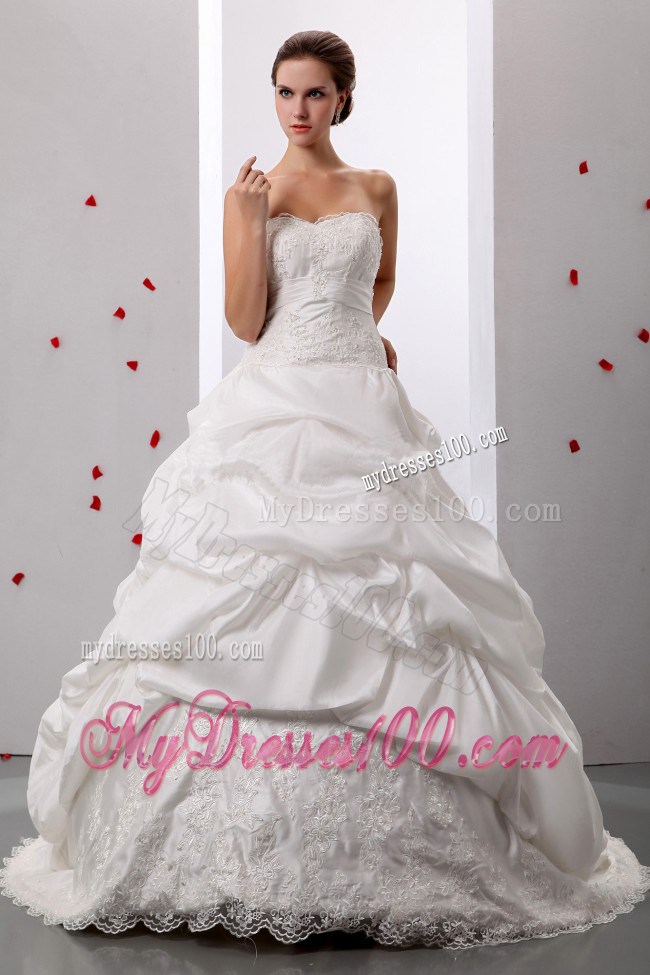 Ruching and Pick-ups Decorated Wedding Gowns with Lace Edge and Brush Train