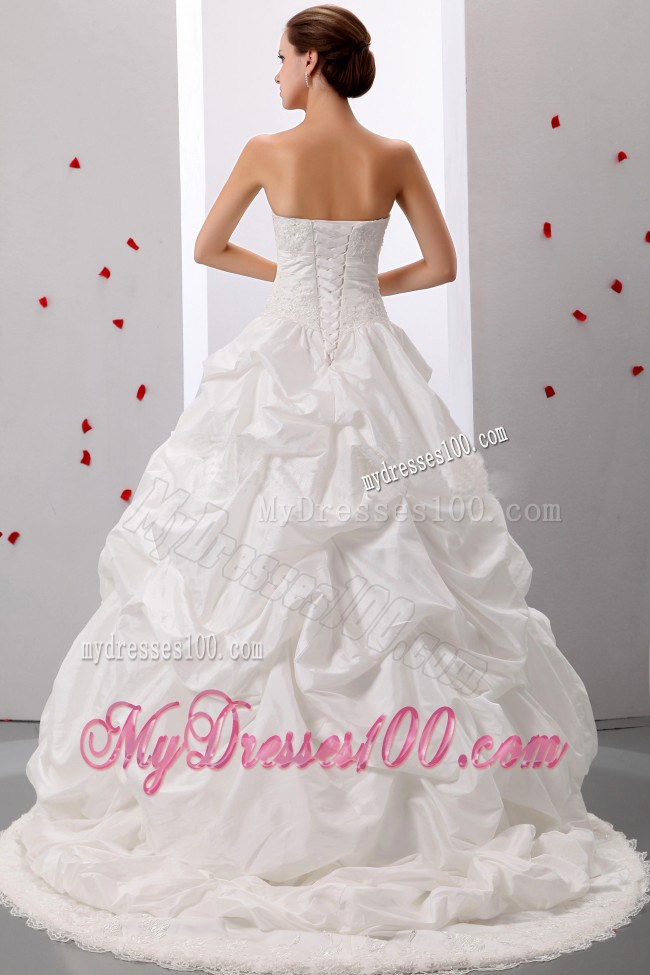 Ruching and Pick-ups Decorated Wedding Gowns with Lace Edge and Brush Train