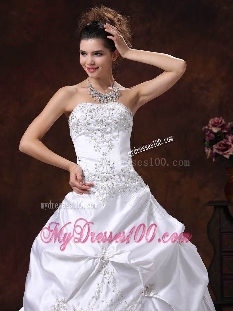 Embroidery with Beading Decorated Wedding Bridal Gown with Sweep train