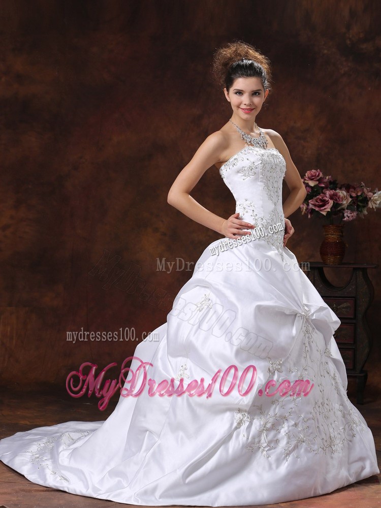 Embroidery with Beading Decorated Wedding Bridal Gown with Sweep train
