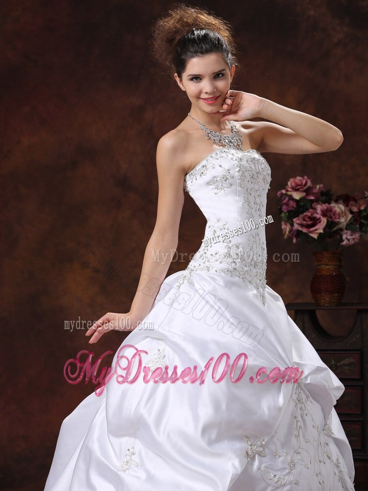 Embroidery with Beading Decorated Wedding Bridal Gown with Sweep train