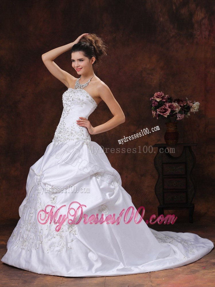 Embroidery with Beading Decorated Wedding Bridal Gown with Sweep train