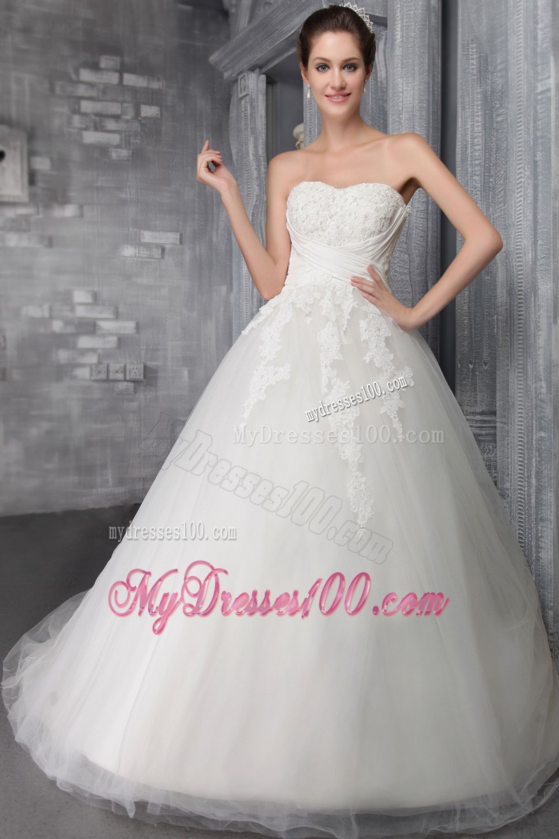 Appliques and Beading Decorated Bridal Dress with Tulle Court Train