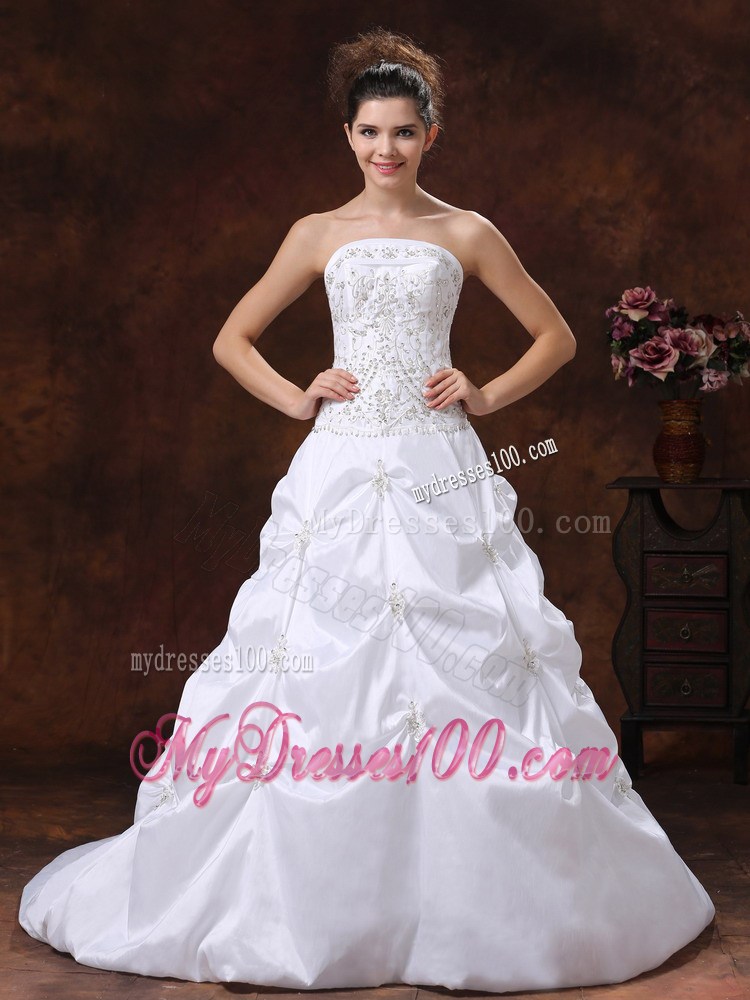 Jewelry Pick-ups and Embroidery Decorated Wedding Dress with Brush Train