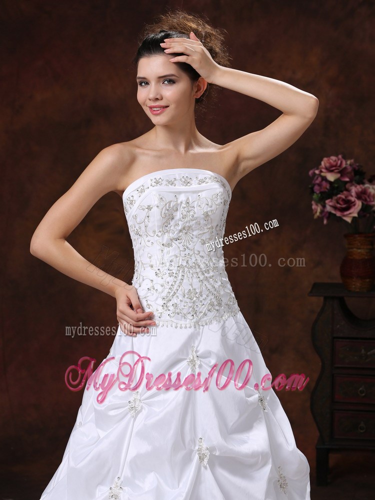 Jewelry Pick-ups and Embroidery Decorated Wedding Dress with Brush Train