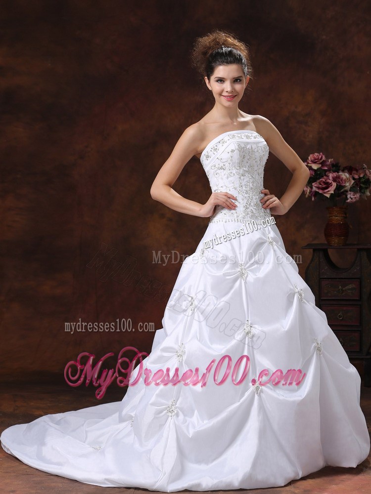 Jewelry Pick-ups and Embroidery Decorated Wedding Dress with Brush Train