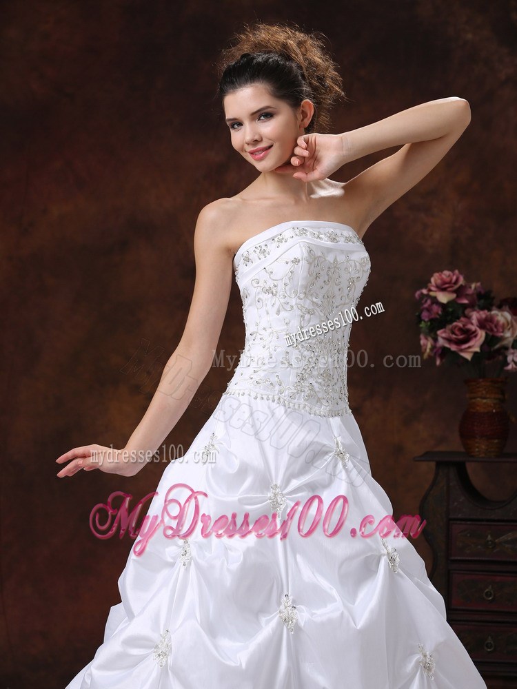 Jewelry Pick-ups and Embroidery Decorated Wedding Dress with Brush Train