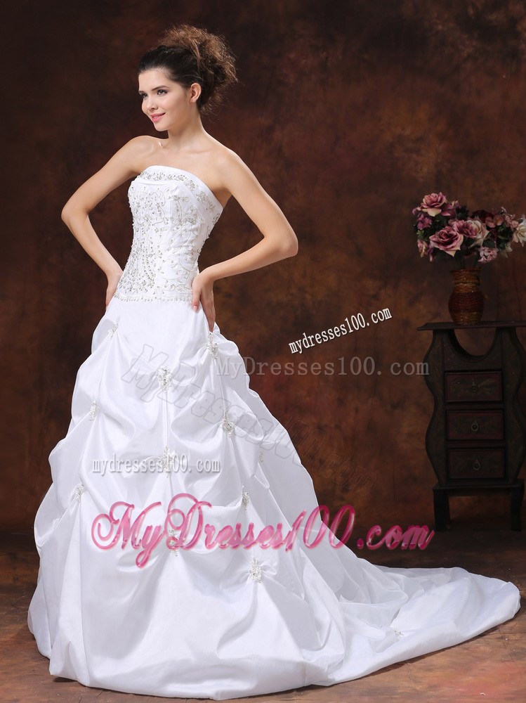 Jewelry Pick-ups and Embroidery Decorated Wedding Dress with Brush Train