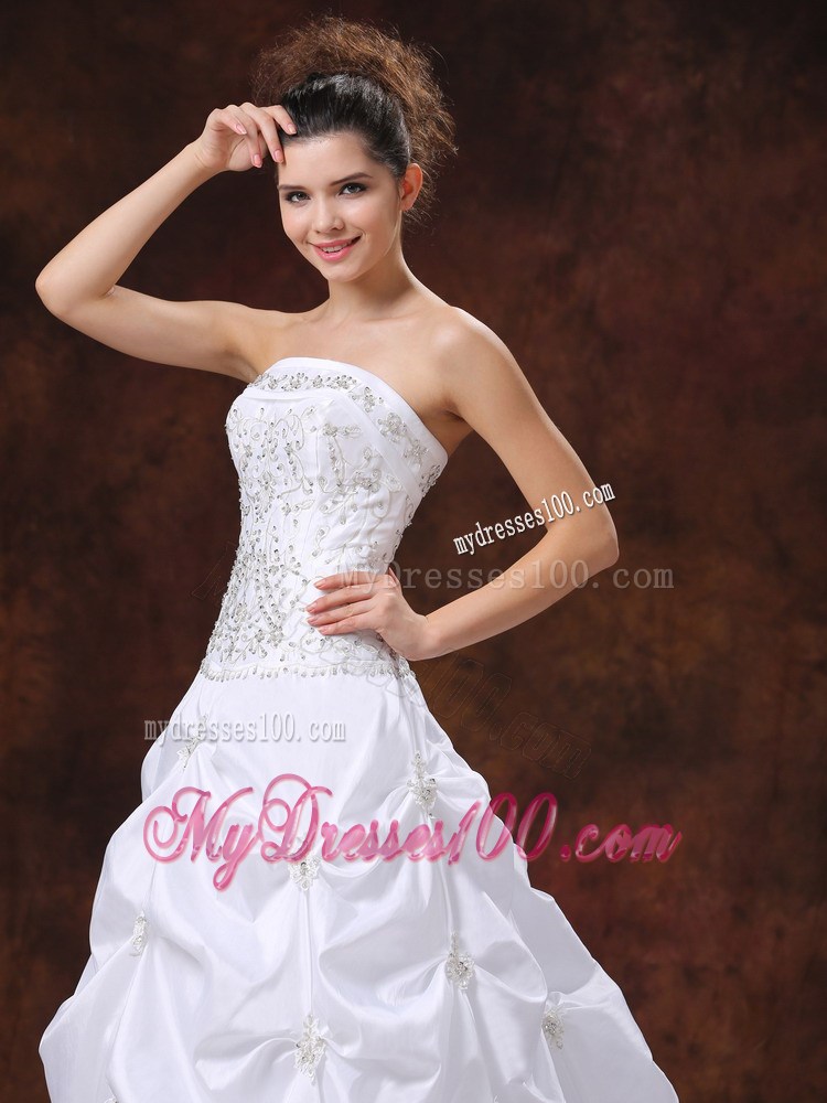 Jewelry Pick-ups and Embroidery Decorated Wedding Dress with Brush Train