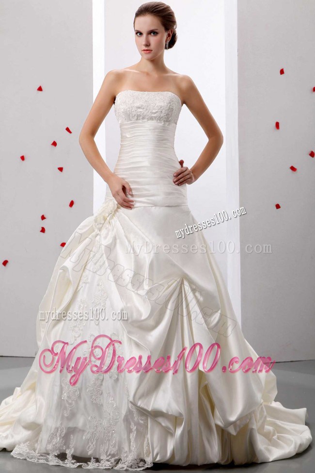 Pick-ups Lace Flowers Ruching and Handle Flowers Court Train Wedding Gowns
