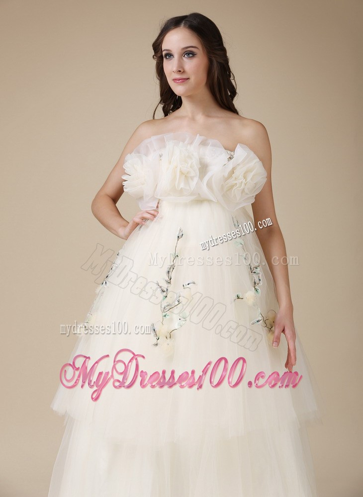 Pretty Ivory Handmade Flower Strapless Bridal Gown with Applique
