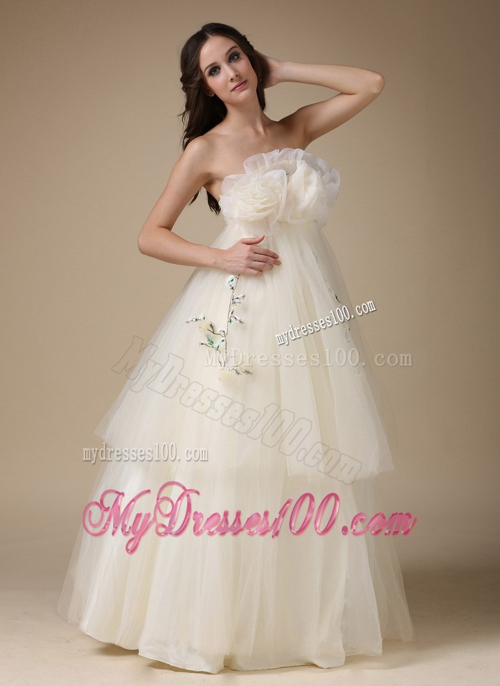 Pretty Ivory Handmade Flower Strapless Bridal Gown with Applique