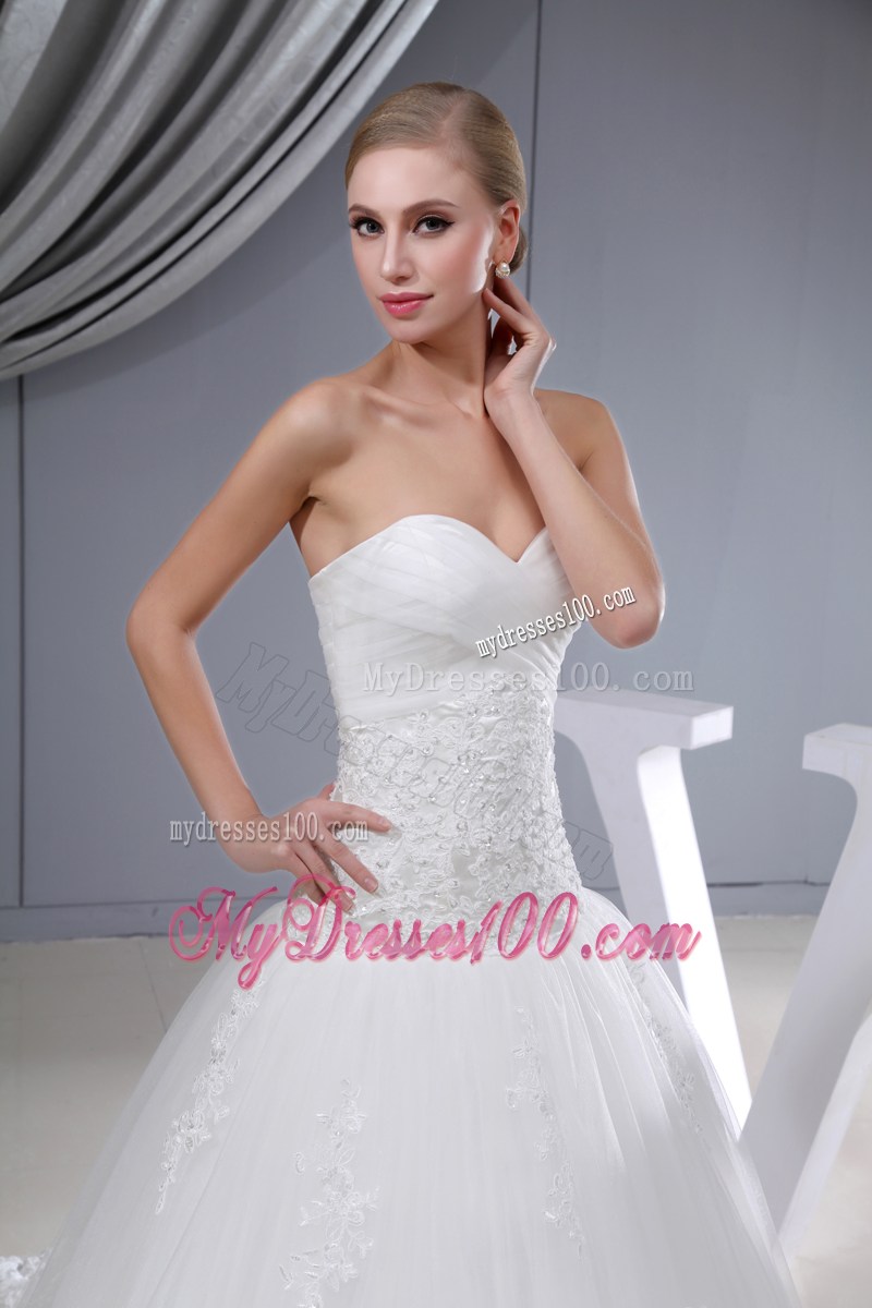 Pretty Sweetheart Bodice Bridal Gowns with Lace Flowers and Court Train