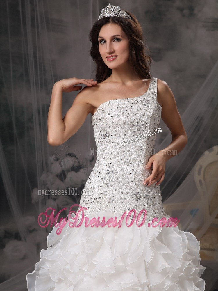 Latest Rolling Flowers One Shoulder Beaded White Wedding Gown