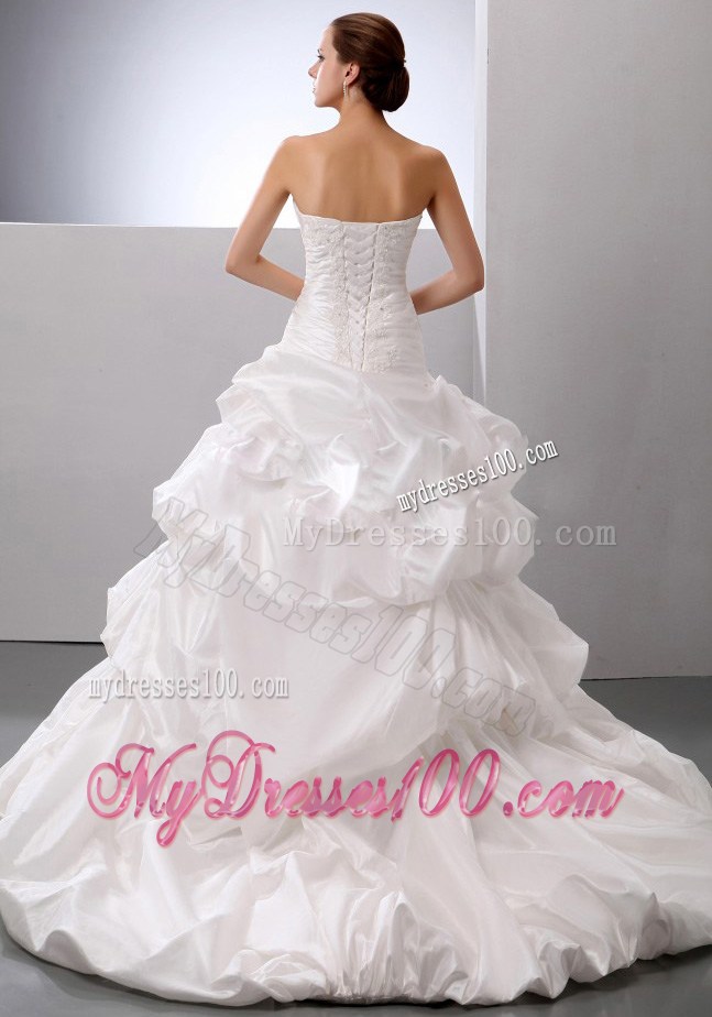 Court Train Wedding Gowns Decorated with Ruching and Pick-ups For Ladies