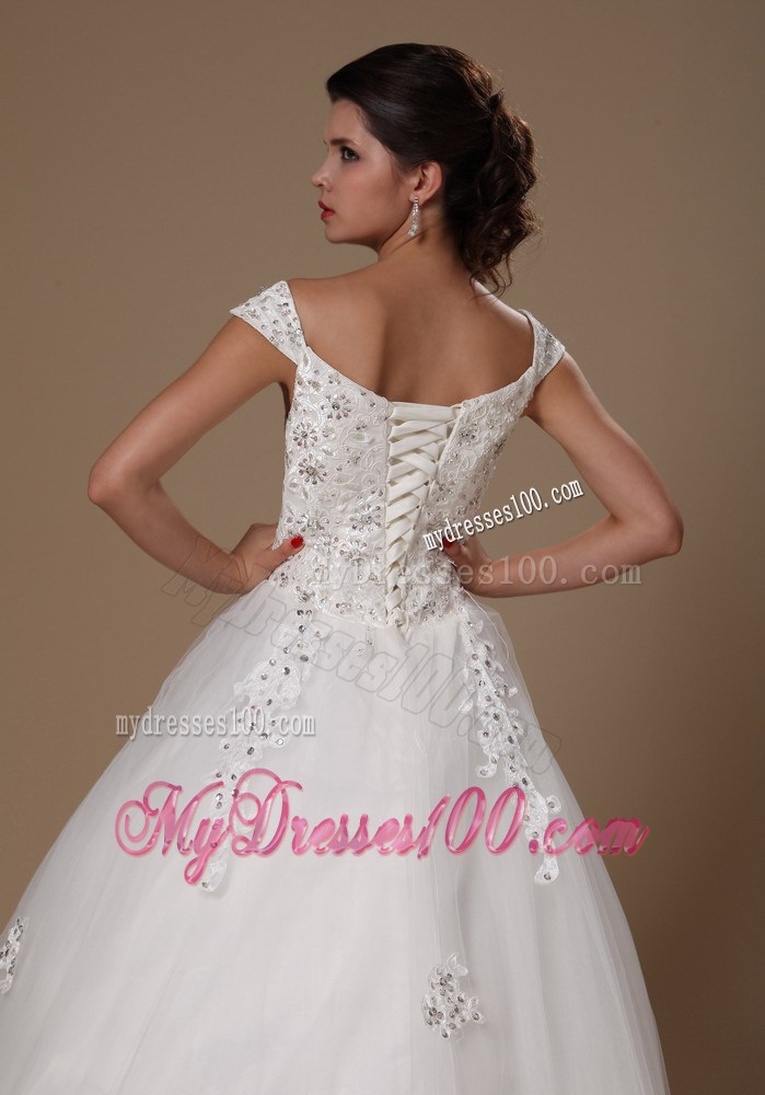 Off-the-shoulder Sleeveless Wedding Dresses with Court Train and Appliques