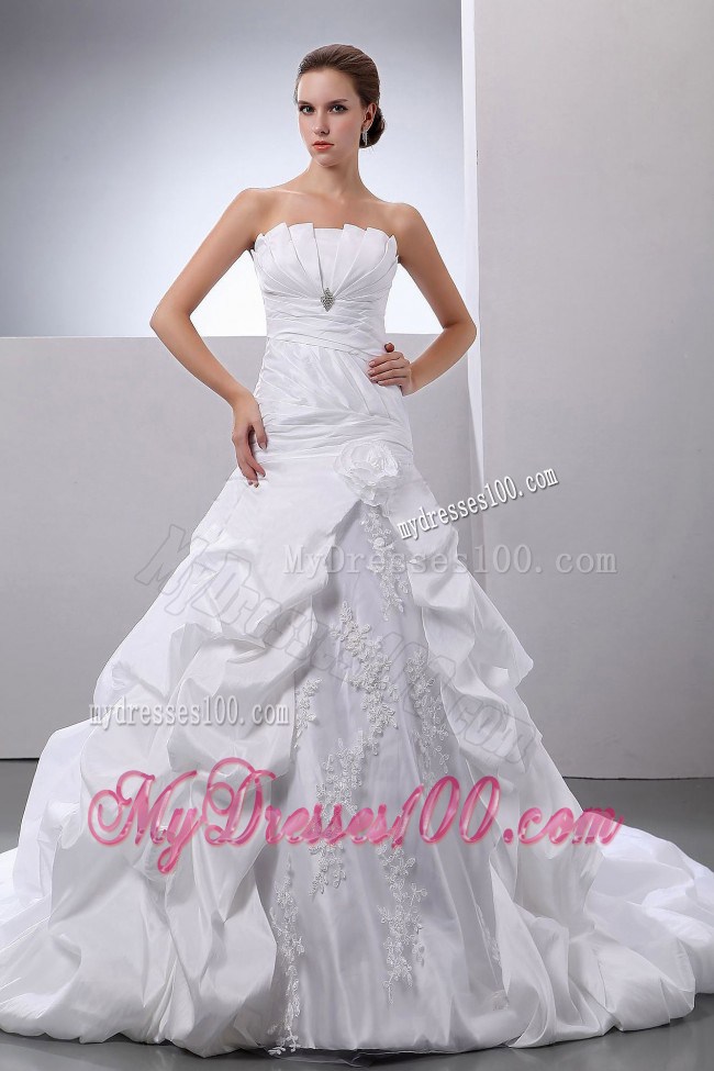 Handle Flowers and Pick-ups Dresses for Brides Decorated with Ruffled Neckline