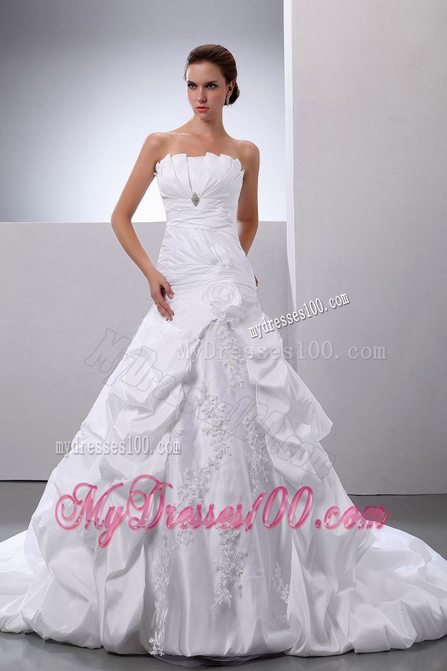 Handle Flowers and Pick-ups Dresses for Brides Decorated with Ruffled Neckline