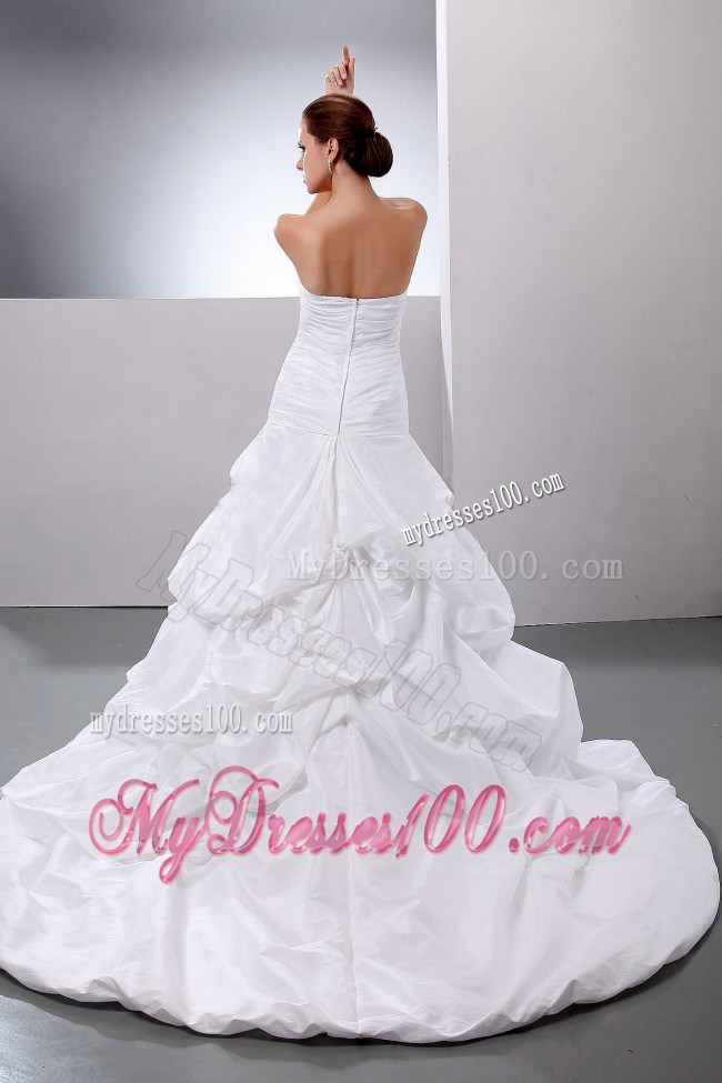 Handle Flowers and Pick-ups Dresses for Brides Decorated with Ruffled Neckline
